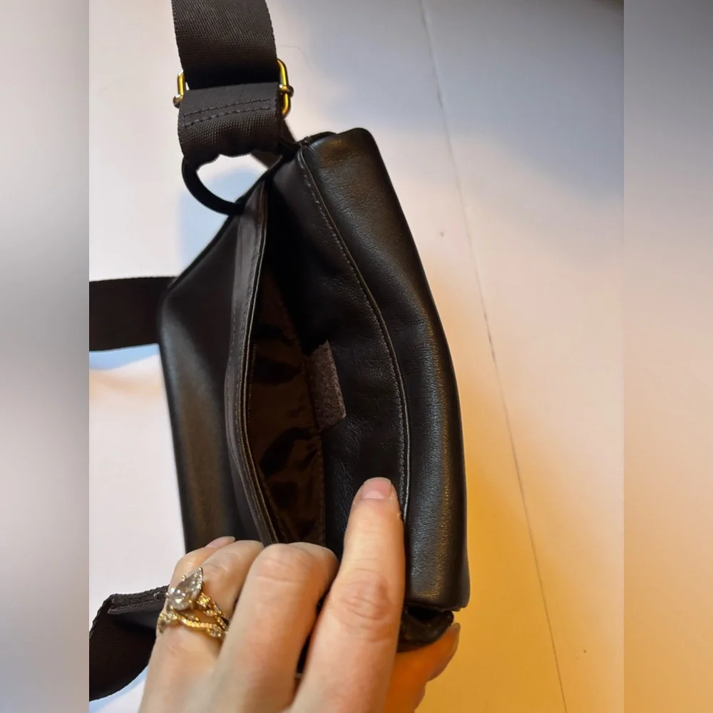 MAXX New York | Black Expandable Crossbody Satchel | Unisex Fashion Bag Purse